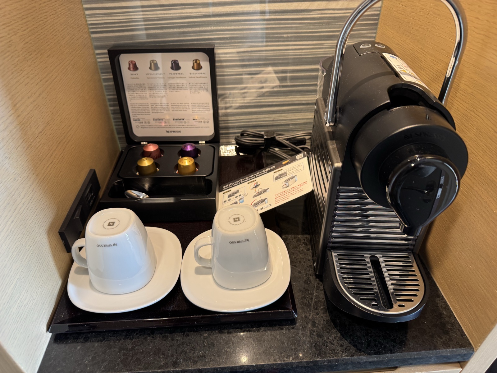 客室のNespressoコーヒーマシンとカプセル4種、カップ2客