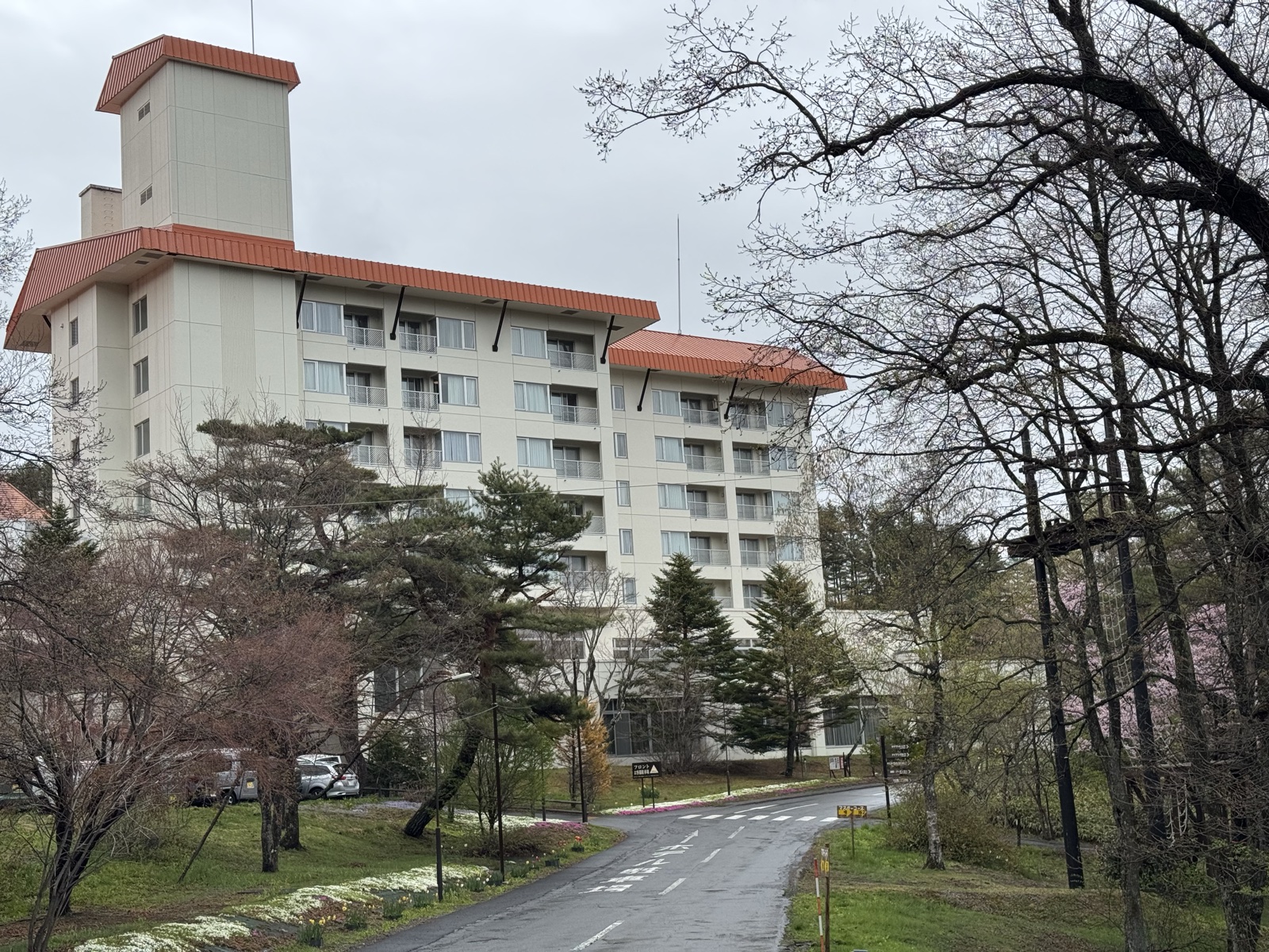 森の中に建つ草津温泉ホテルヴィレッジの外観。オレンジ色の屋根の大型宿泊棟