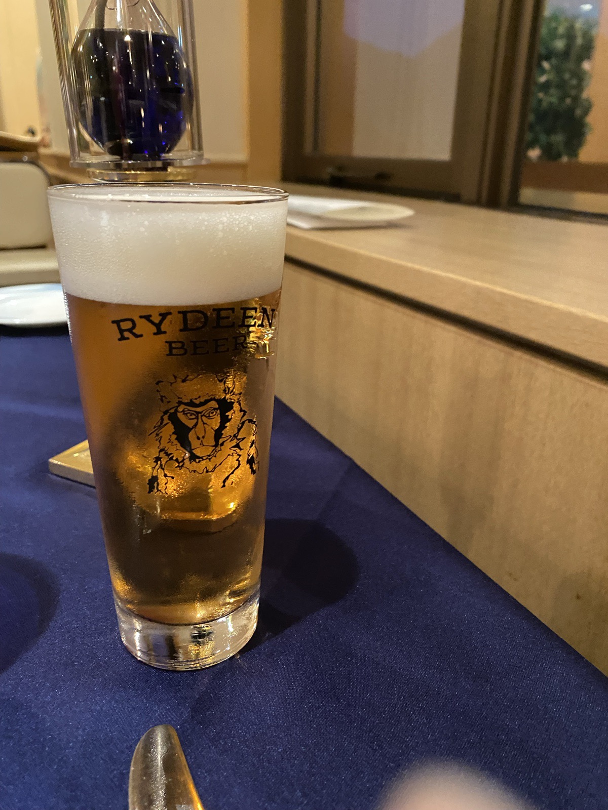 RYDEEN BEERのロゴ入りグラスに注がれたクラフトビール