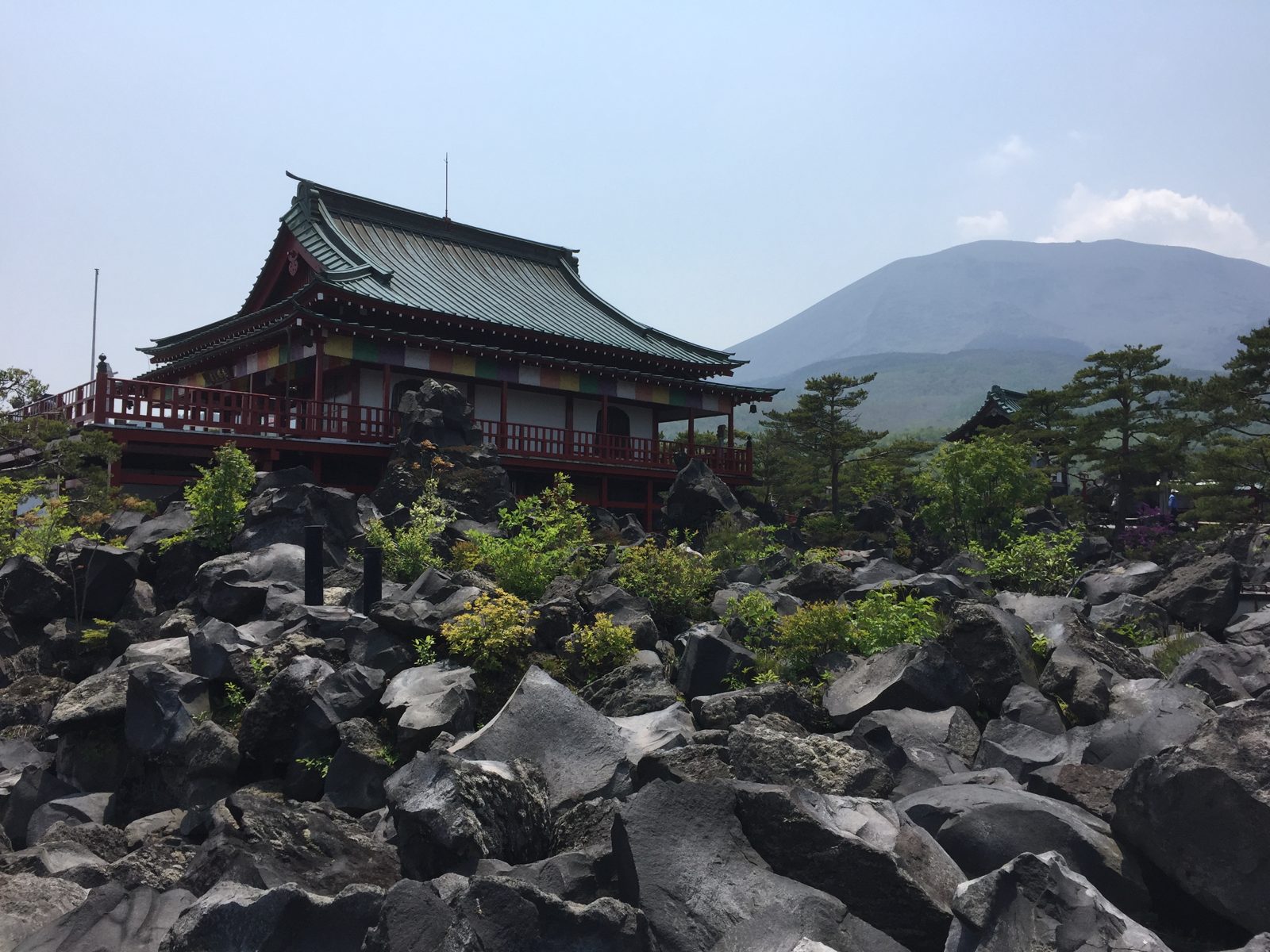 鬼押出し園の溶岩原と浅間山